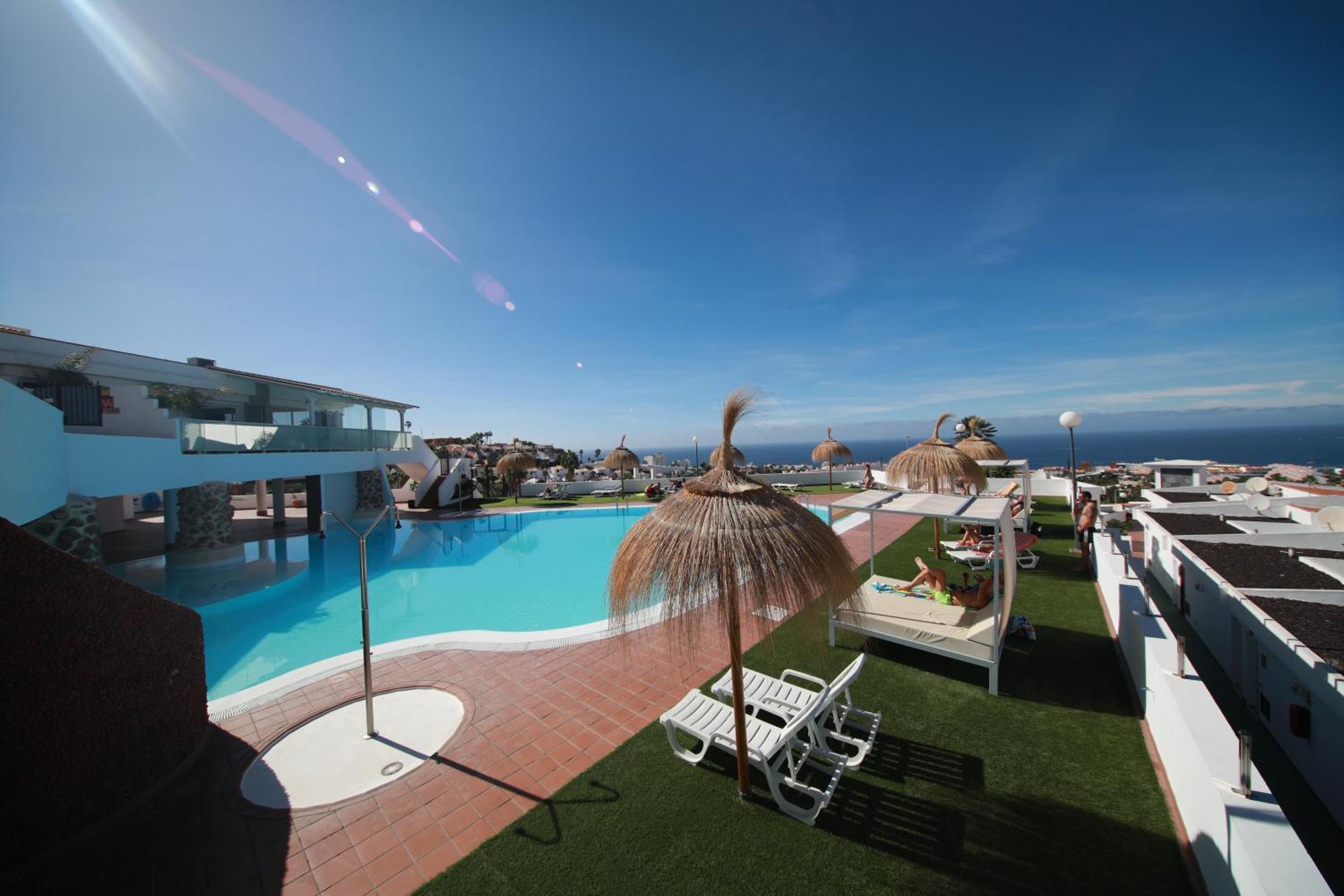 Apartments Island Village Heights Адехе Екстериор снимка