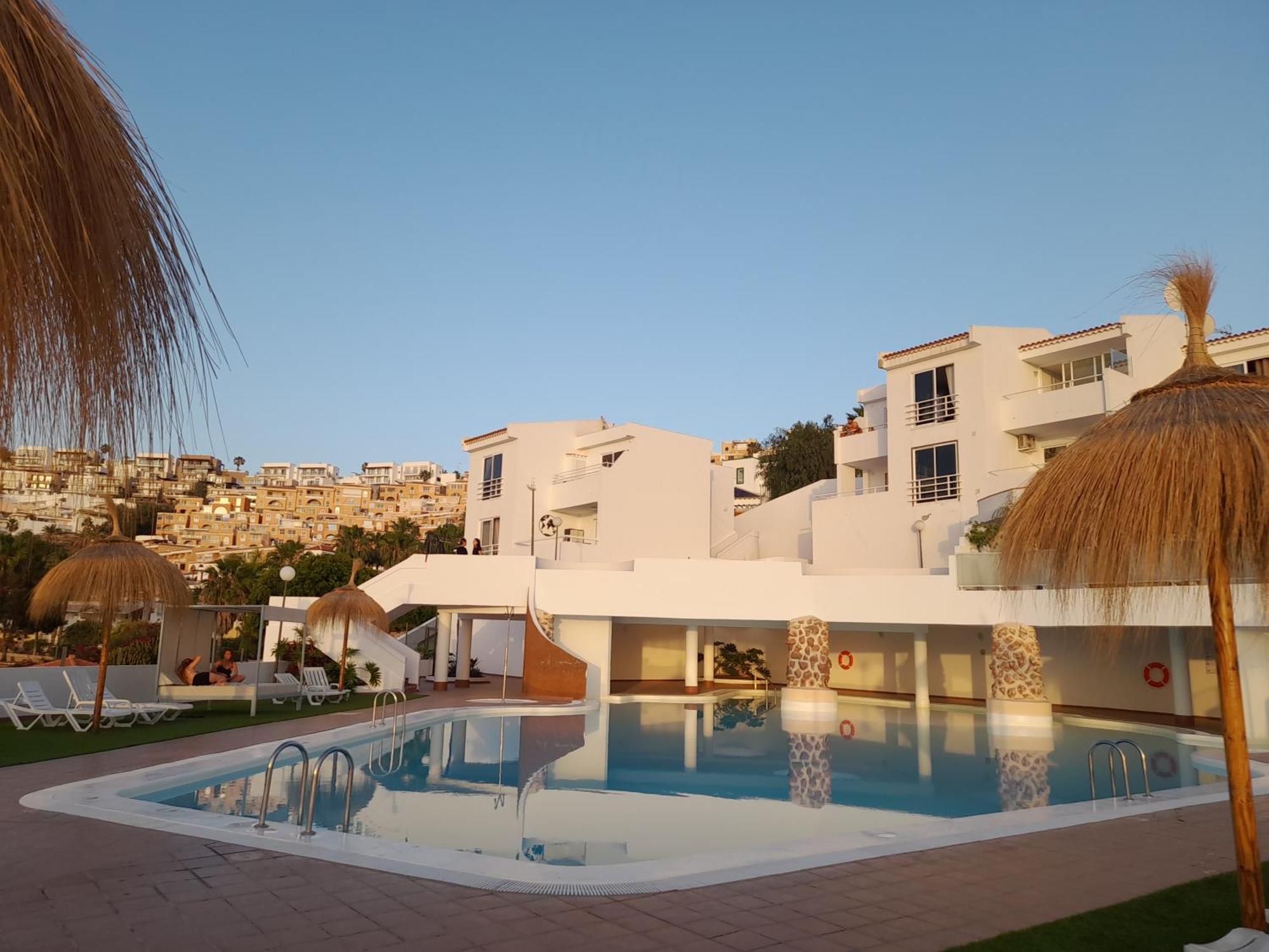 Apartments Island Village Heights Адехе Екстериор снимка